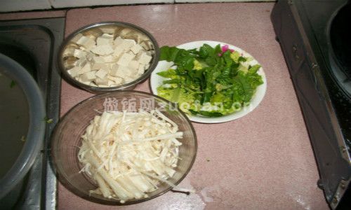 豆腐金针菇汤步骤图1