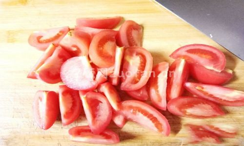 西红柿蘑菇汤步骤图1