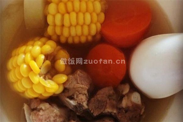 红萝卜玉米排骨汤的做法_做给宝宝的营养美食