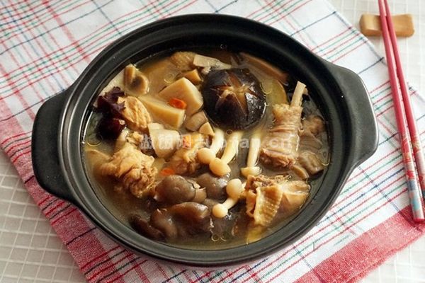 冬季养生香菇煲鸡汤的做法_产妇催奶的首选