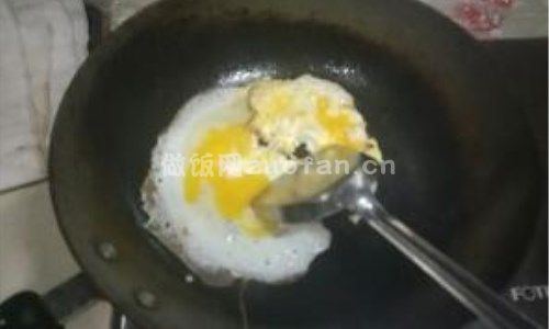 鸡蛋辣椒炒馕步骤图1