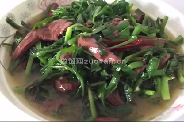 猪血炒韭菜的做法视频_补血排毒的家常美味菜肴