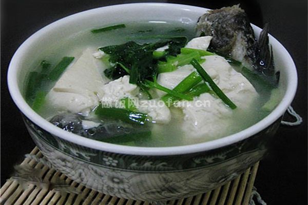 清炖豆腐鱼汤的快捷做法_汤鲜味美营养高