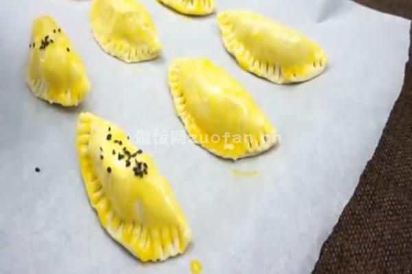 蛋黄酥最简单做法_家庭自制蛋黄酥的做法详解
