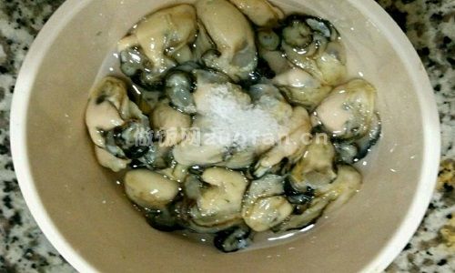 海蛎子炖豆腐步骤图1