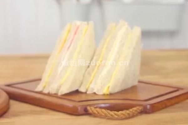 鸡蛋火腿三明治的家常做法_简单快速清晨元气餐点
