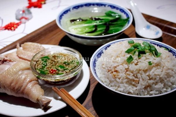 新加坡海南鸡饭的做法_米饭配鸡肉真是极好的