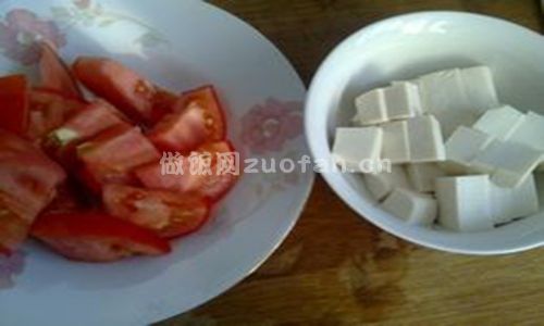 西红柿鸡蛋豆腐汤步骤图1