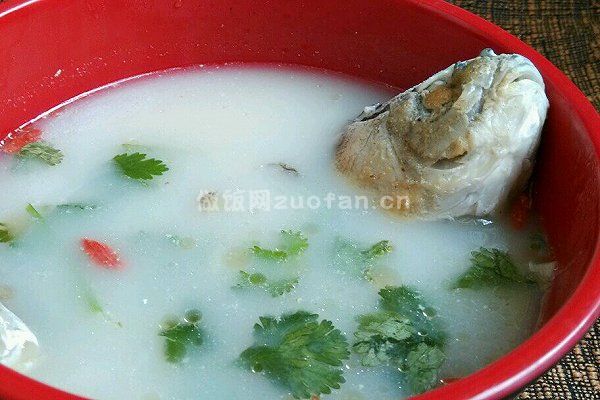 白鲫鱼汤的做法_奶白入味喝起来不腻味的鱼汤
