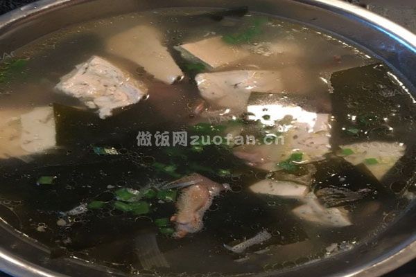 排骨海带豆腐汤的做法_有空煲一锅清新鲜美又营养