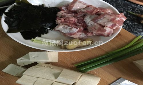 排骨海带豆腐汤步骤图1