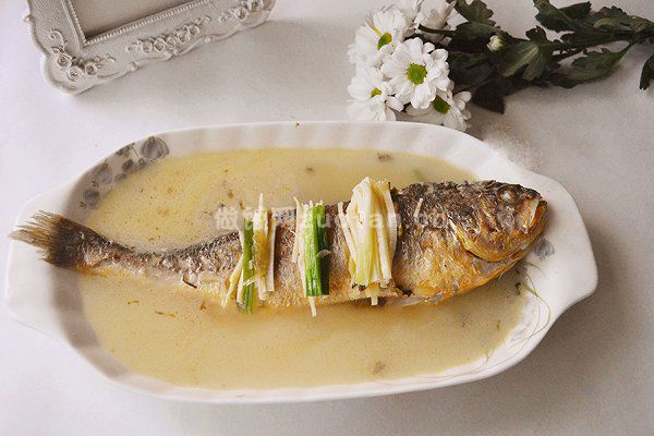 雪菜大汤黄鱼的做法_一道超级鲜美的鱼汤