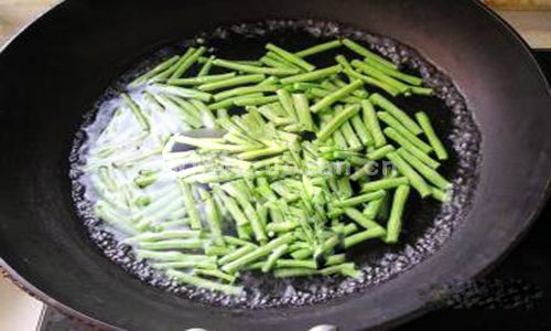 梅干菜炒豇豆步骤图1