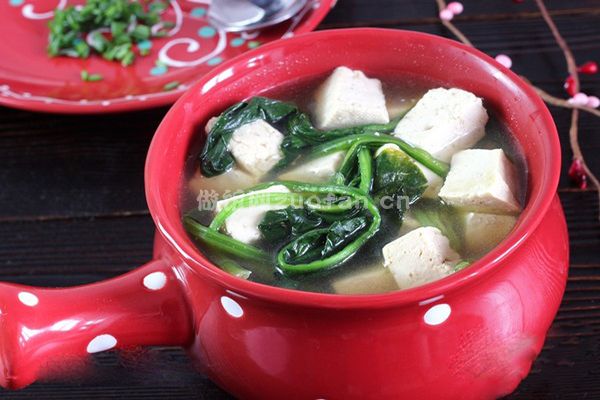 菠菜豆腐汤的简单做法_自制美味的菠菜豆腐汤