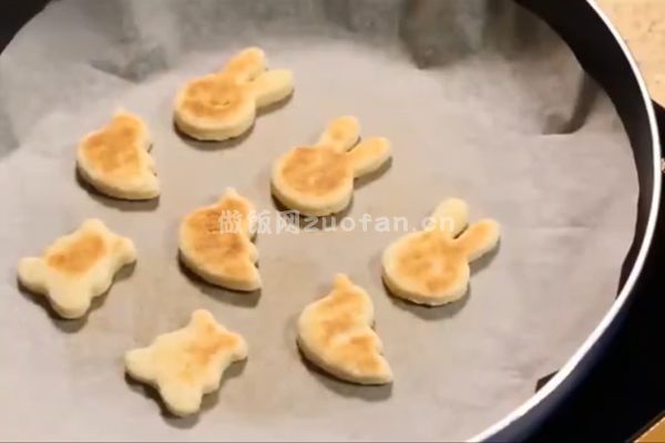 奶香动物手工饼干制作方法_巧用平底锅做小点心