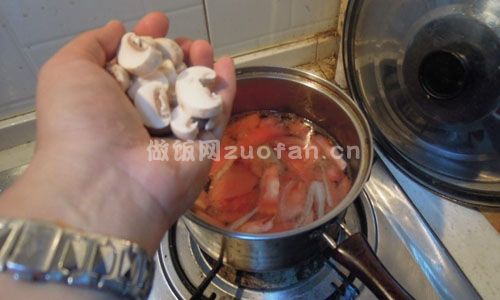 西红柿蘑菇鸡蛋汤步骤图2