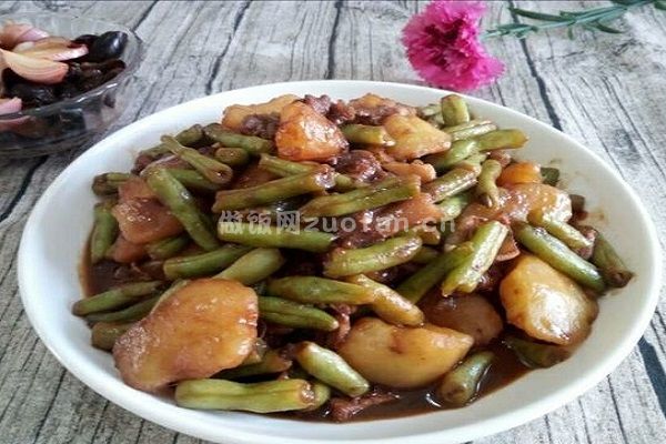 芸豆土豆炖肉的家常做法_超级下饭的乡野大锅菜