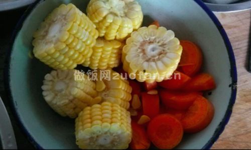 玉米蔬菜汤步骤图1