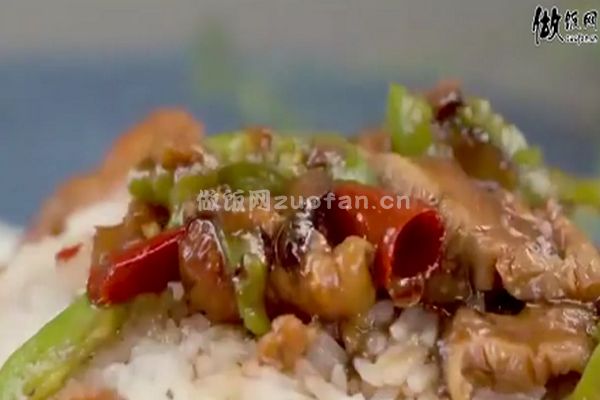 传统鲁菜黄焖鸡米饭制作方法_口感鲜嫩色香俱全