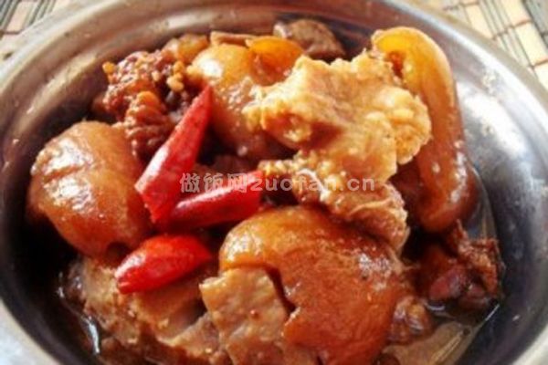 槟榔芋焖猪脚的正宗做法_易下饭的营养美食