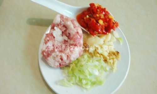 肉末白菜炒米干步骤图1