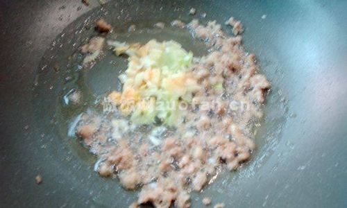 肉末白菜炒米干步骤图3