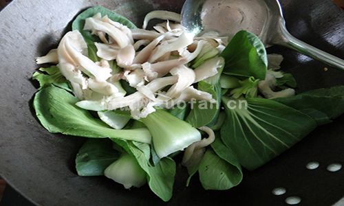 青菜西红柿木耳蘑菇汤步骤图3