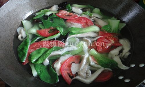 青菜西红柿木耳蘑菇汤步骤图4