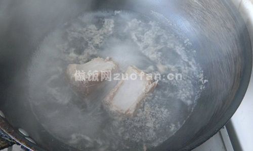 胡萝卜鲍鱼炖排骨汤步骤图2