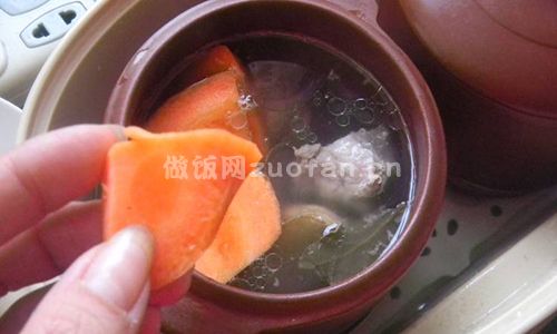 胡萝卜鲍鱼炖排骨汤步骤图3