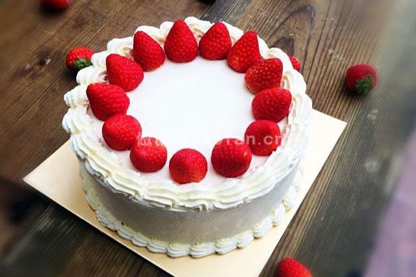 最简单的草莓奶油蛋糕做法_仿佛恋爱般的味道