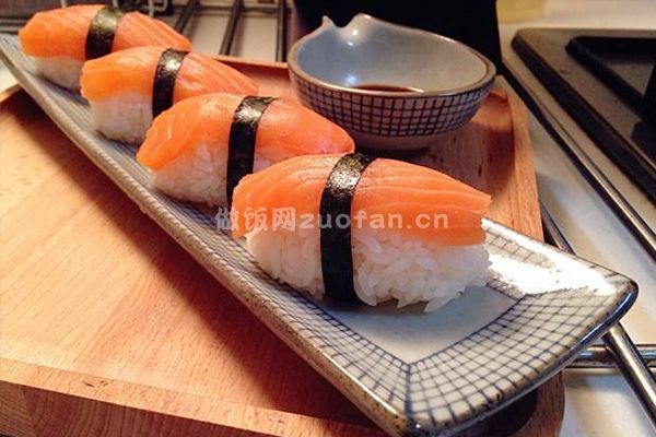 三文鱼寿司的做法和材料_三文鱼寿司怎么做正宗