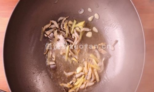 芹菜黄豆炒鳗鱼干步骤图4