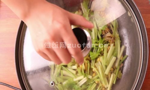芹菜黄豆炒鳗鱼干步骤图5