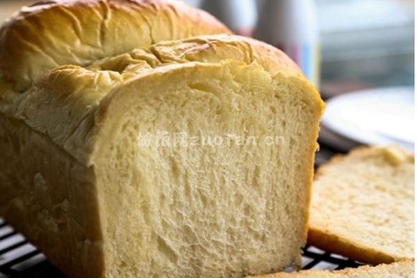 香甜松软牛奶面包的简单做法_懒人烤箱版教程