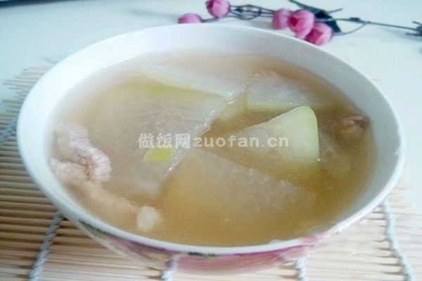 在家自制冬瓜瘦肉汤的做法_秋冬季节饭桌上解油腻的汤品