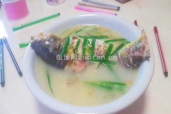 清炖鲤鱼汤的做法教程_鱼肉鲜嫩易消化