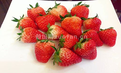 红豆草莓大福步骤图1