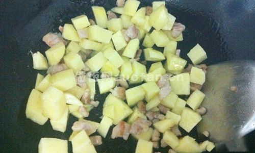 土豆五花肉焖饭步骤图2