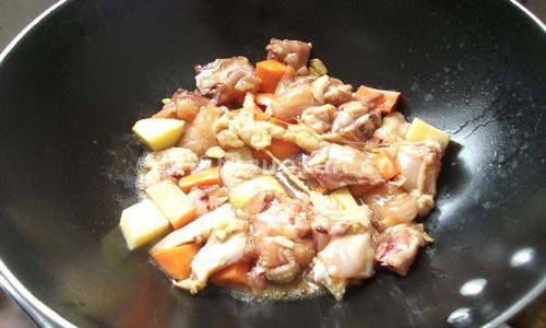 土豆胡萝卜焖鸡块步骤图4