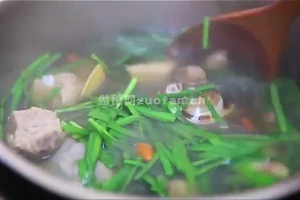 韭菜排骨暖胃汤的做法_温暖你的秋天