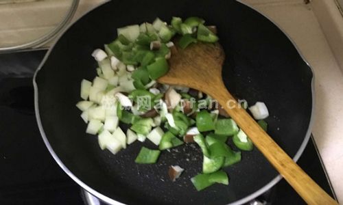 香菇五花肉焖饭步骤图2
