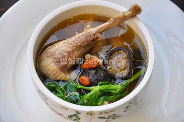 鲜香菇炖鸡汤的家常做法_冬日喝上一碗暖暖胃呀