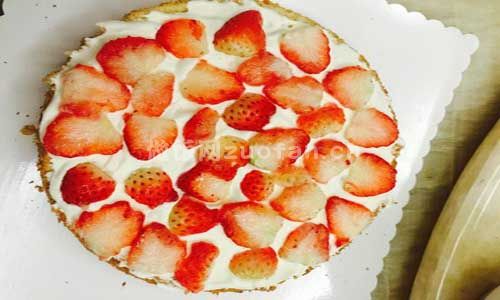 草莓杏仁淡奶油蛋糕步骤图2