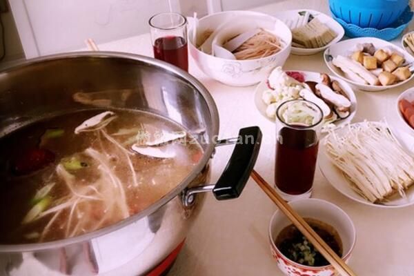 家常三鲜火锅汤底的做法_味道清淡健康养生