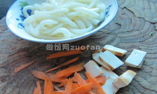 胡萝卜煮米粉步骤图1