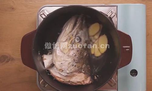 三文鱼头豆腐汤步骤图2