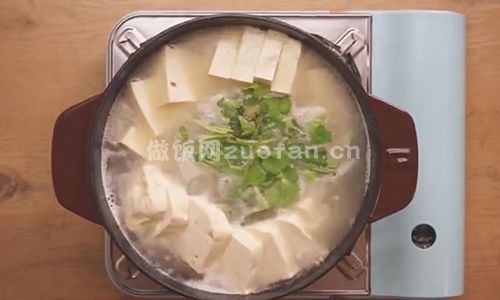三文鱼头豆腐汤步骤图3