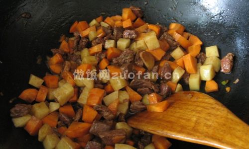 牛肉胡萝卜土豆焖饭步骤图5