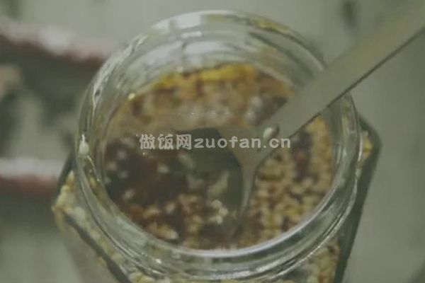 四川百年佳品香辣红油的做法_传承中华的经典美味